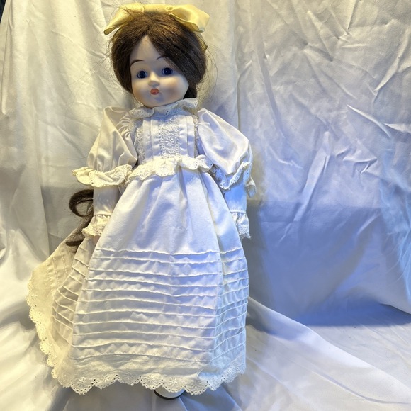 1986 Seymour Mann Collectors Guild Doll Brunette with Blue Eyes with stand - Picture 2 of 12